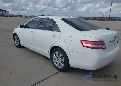 2010 Toyota Camry Le z USA, uszkodzony, nr VIN 4T1BF3EK7AU543080